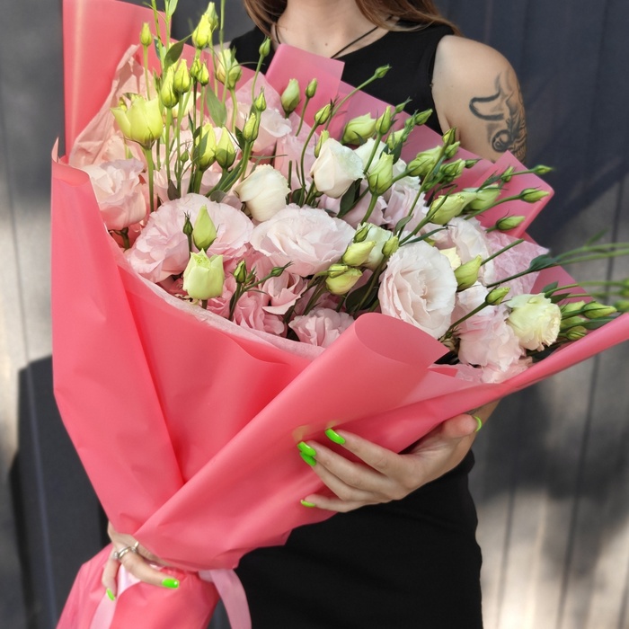 25 веток розовой эустомы